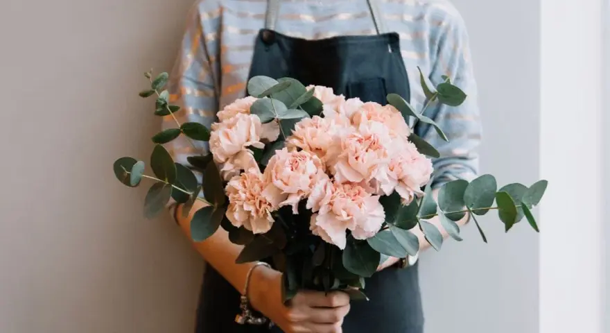 En bukett med ljusrosa nejlikor och eukalyptus. Perfekt för dig som vill odla nejlika snittblomma för att skapa egna blomsterarrangemang.